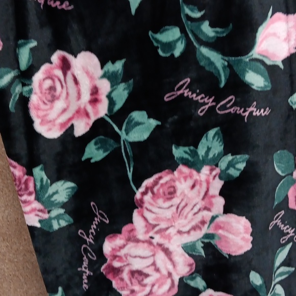 NWT Juicy Couture Oversized Plush Throw Blanket Roses/Black 60x70 - Picture 4 of 5